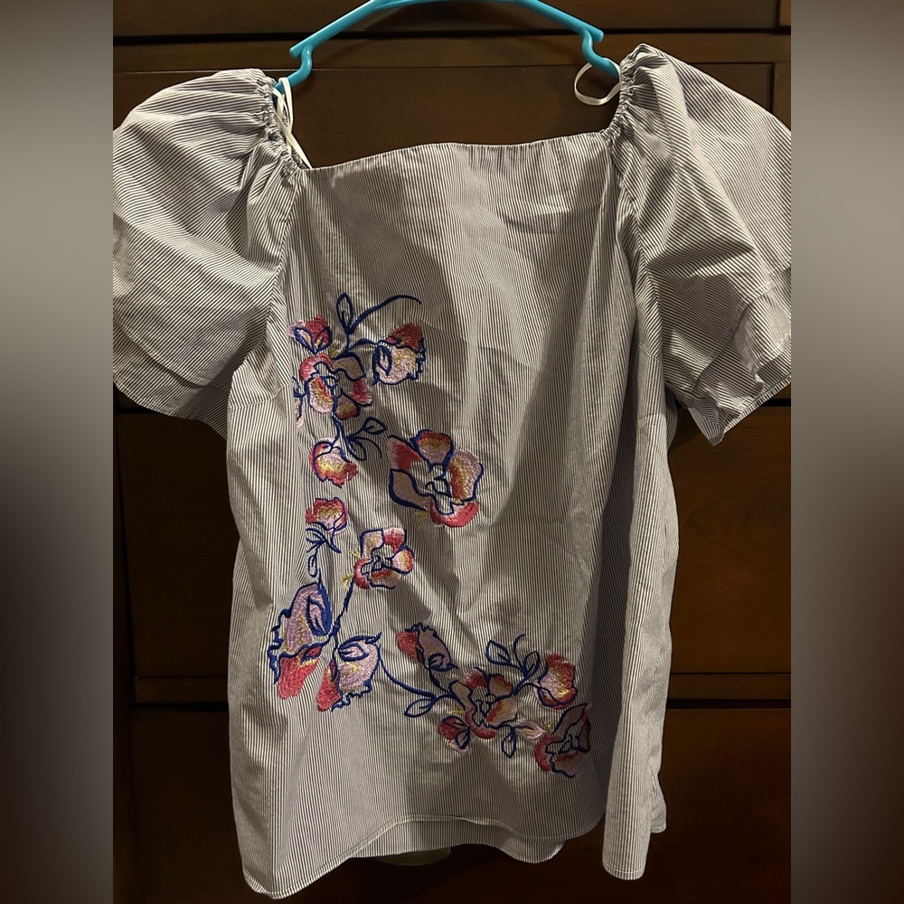 Apt 9 Off the Shoulder top size S.
